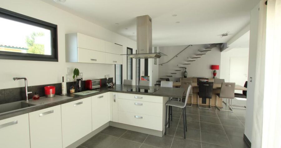 maison contemporaine et cubique cuisine lumineuse