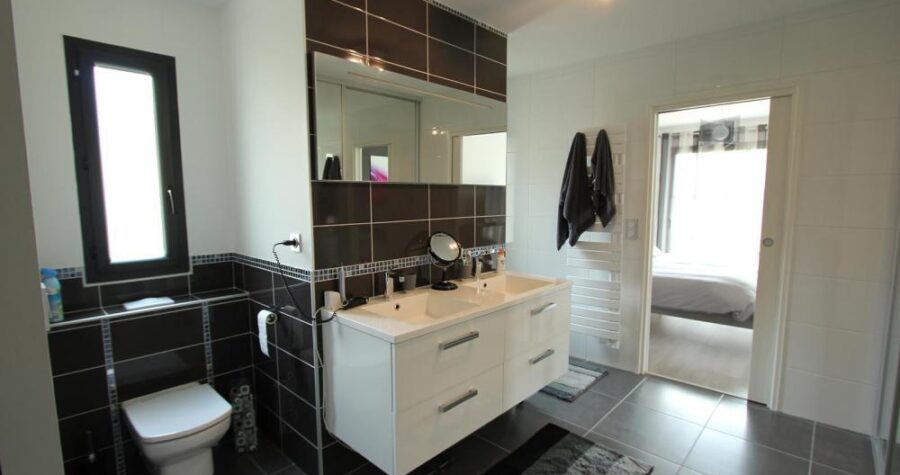 maison contemporaine et cubique salle de bain