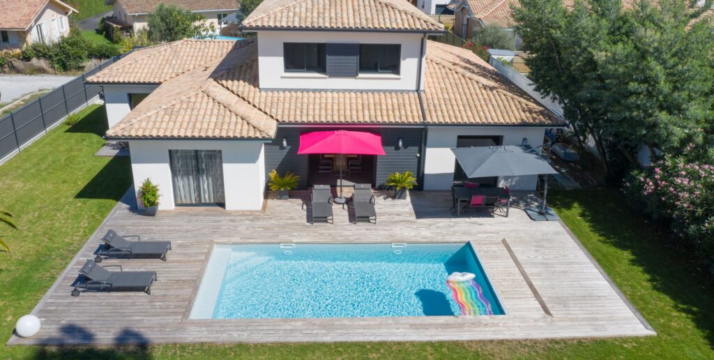 maison moderne a etage avec piscine