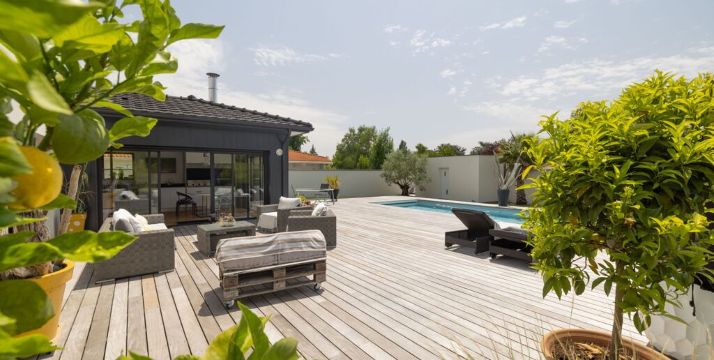 maison moderne avec terrasse et piscine