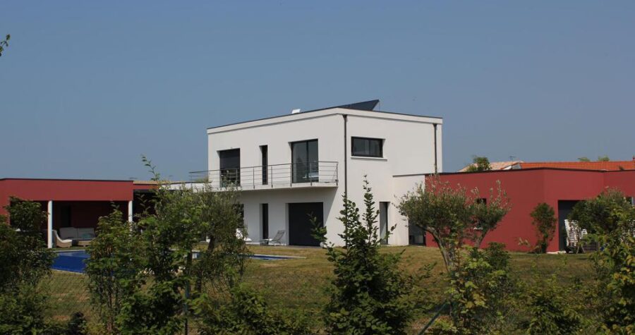 maison moderne avec jardin