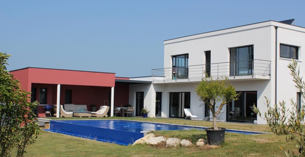 maison moderne et sobre avec piscine