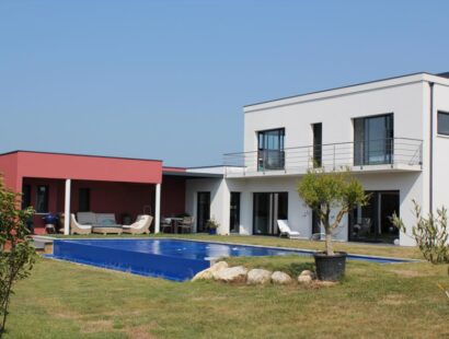 maison moderne et sobre avec piscine