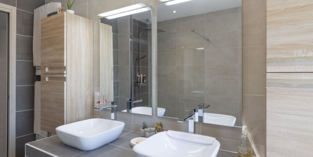 salle de bains moderne avec double vasques