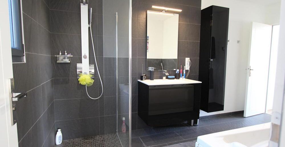 maison moderne et cubique salle de bain moderne