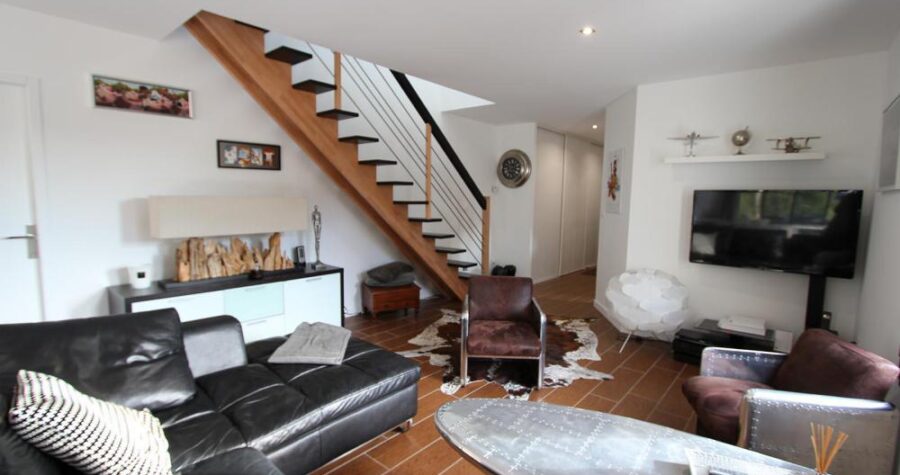 maison moderne et cubique salon spacieux