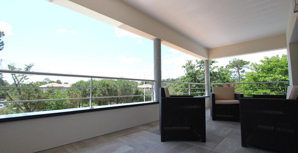 villa contemporaine et solaire avec terrasse couverte à l'étage