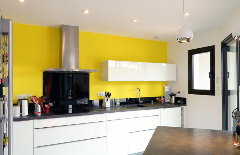 cuisine moderne avec mur jaune
