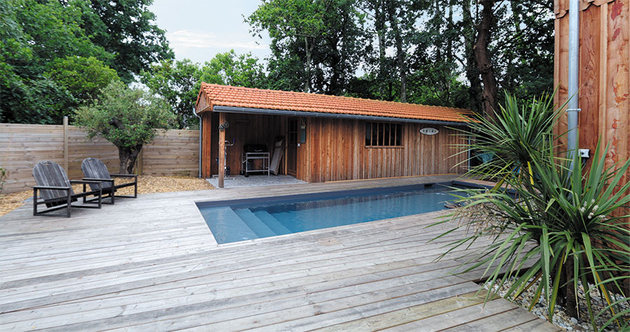 espace extérieur avec piscine