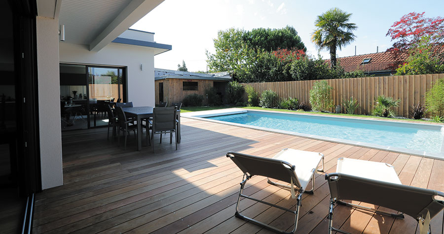 piscine avec terrasse en bois