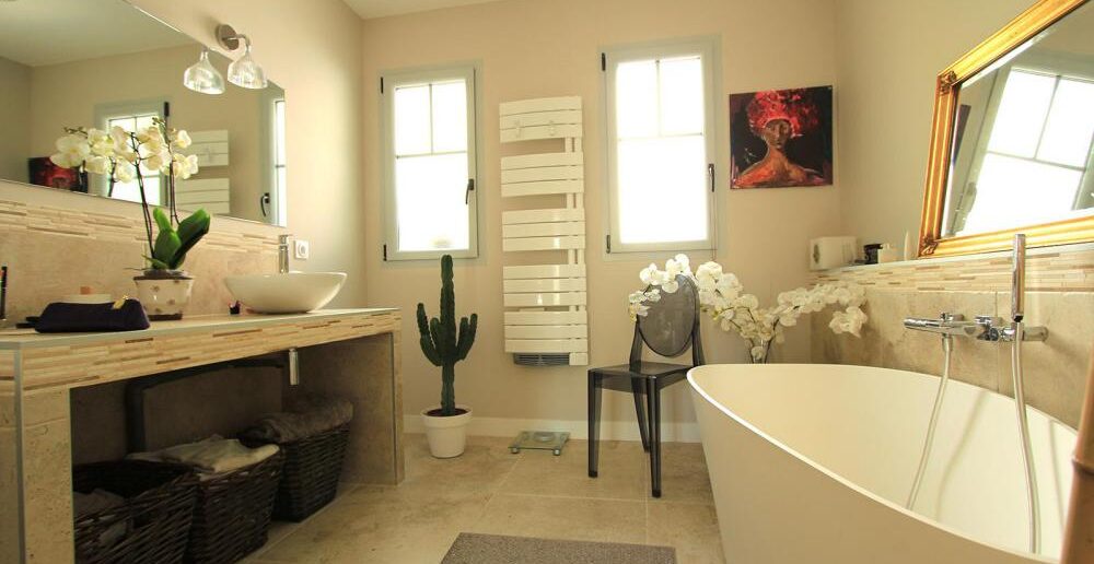 salle de bain moderne avec baignoire