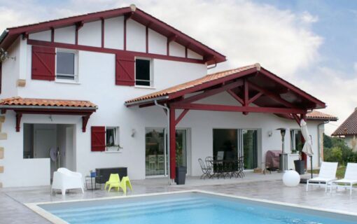 maison basque avec piscine