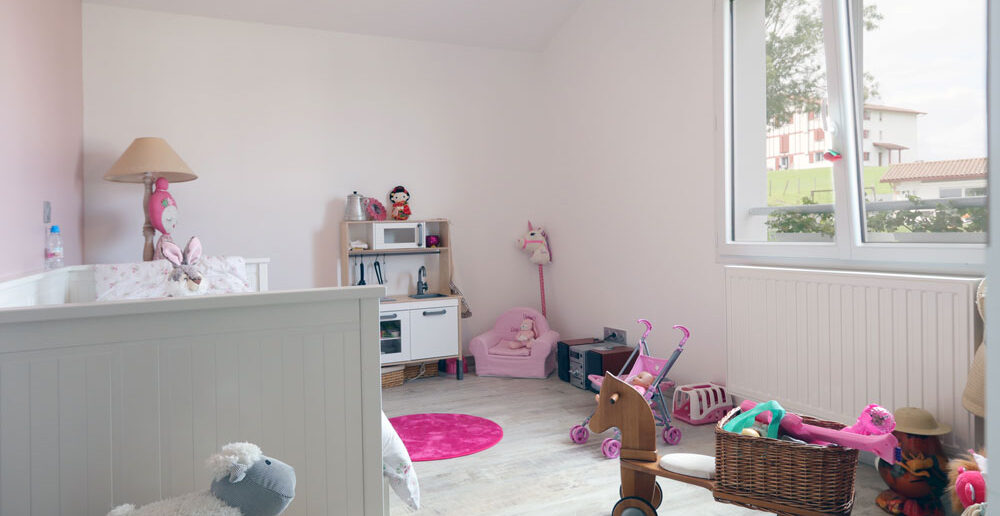 chambre d'enfant dans la maison basque