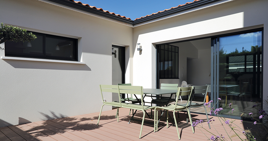 maison moderne avec terrasse bois à Bordeaux