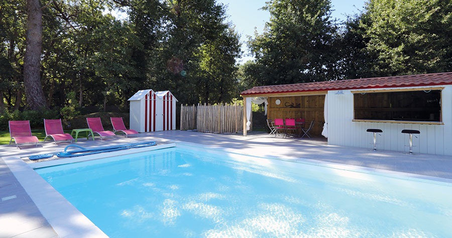 maison-charentaise-avec-grande-piscine