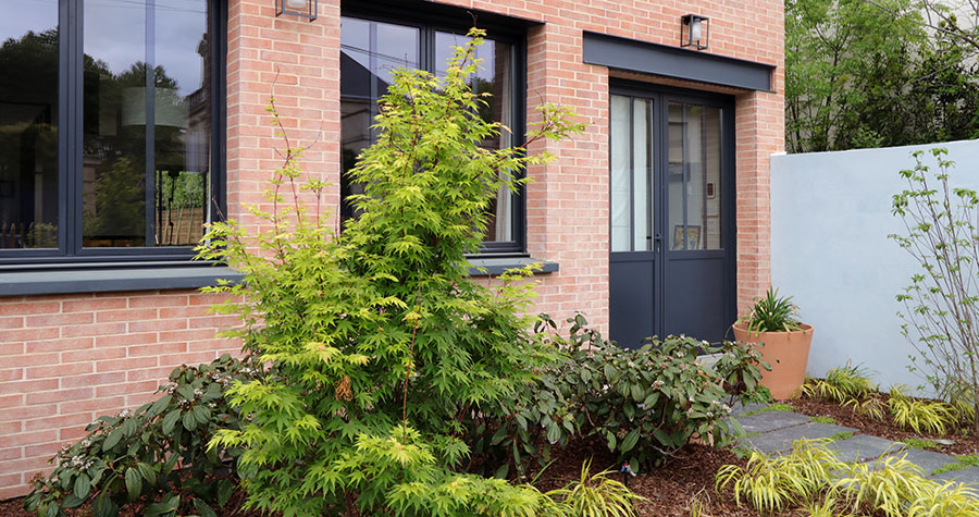 maison contemporaine avec façade en brique