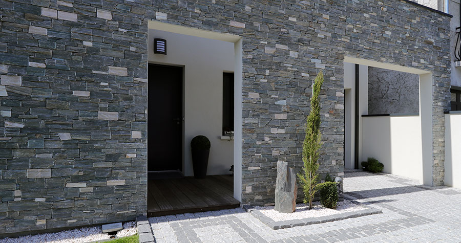 porche d'entrée avec parement de pierre