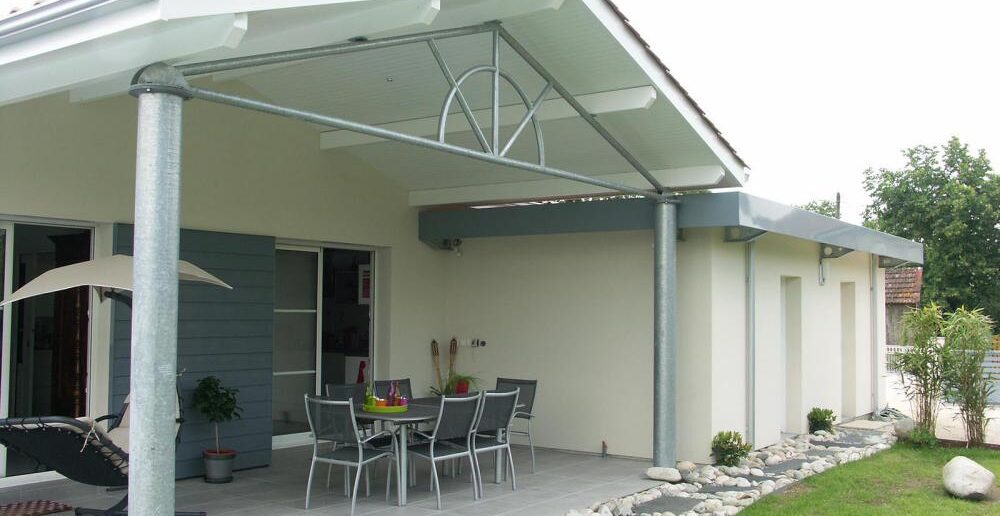 maison moderne et élégante avec terrasse couverte