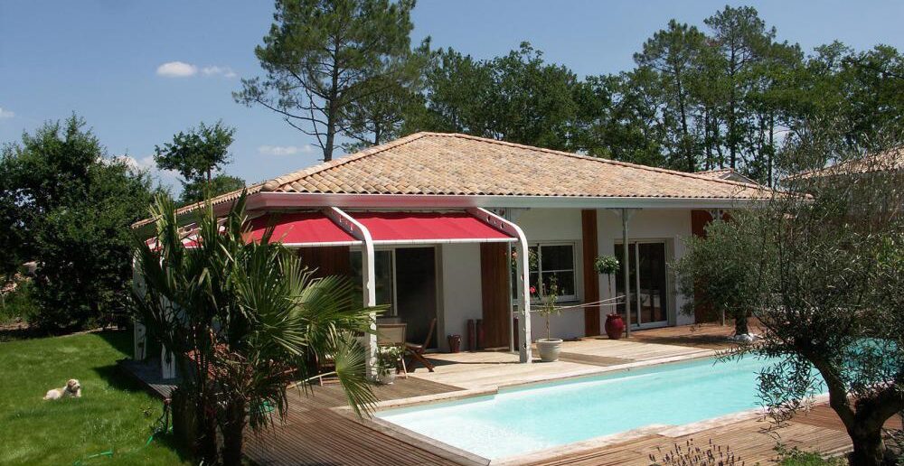 maison moderne estivale avec terrasse couverte