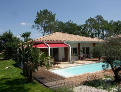 maison moderne estivale avec terrasse couverte