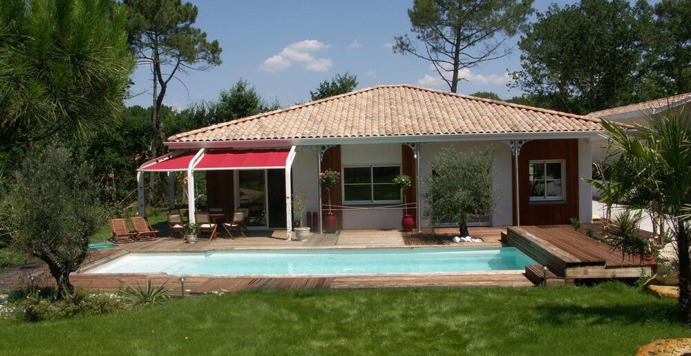 maison moderne estivale avec piscine