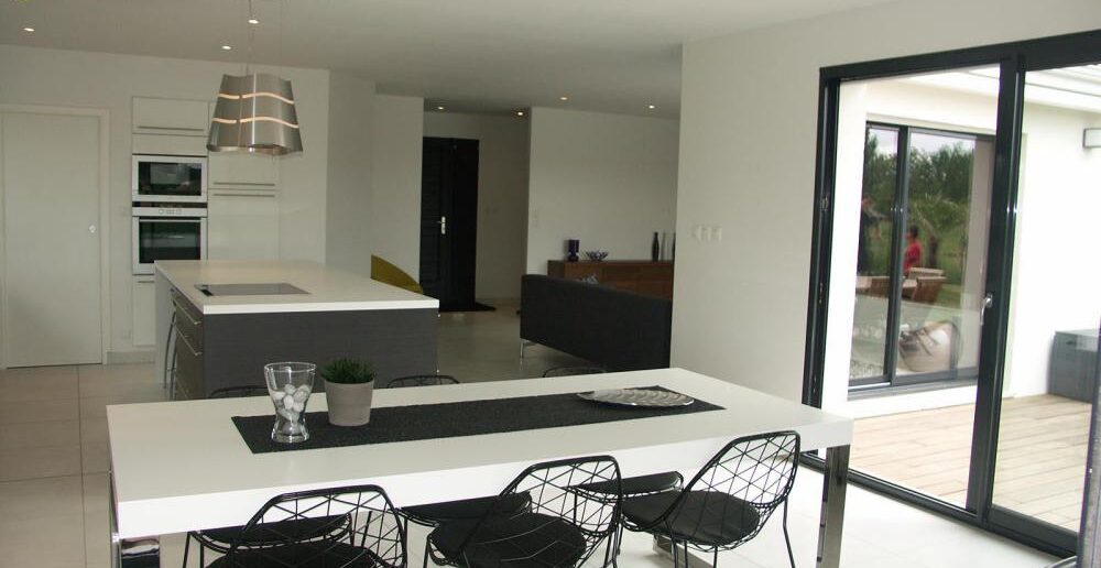 maison moderne et élégante avec cuisine moderne