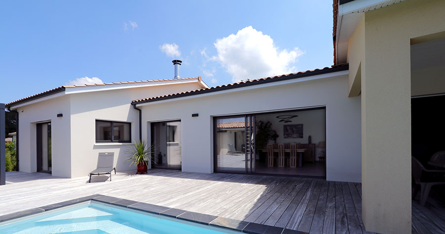 terrasse bois avec piscine