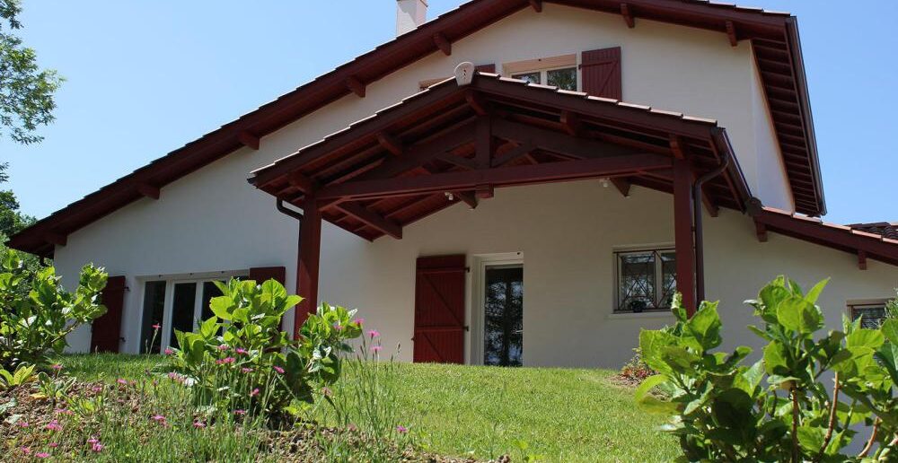 maison basque avec porche d'entrée