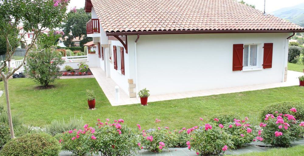 maison basque avec jardin