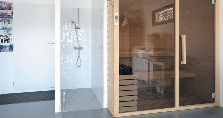 espace détente avec sauna et douche