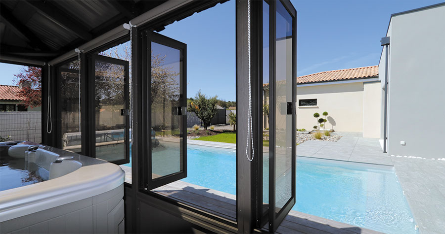 espace jacuzzi avec vue sur la piscine