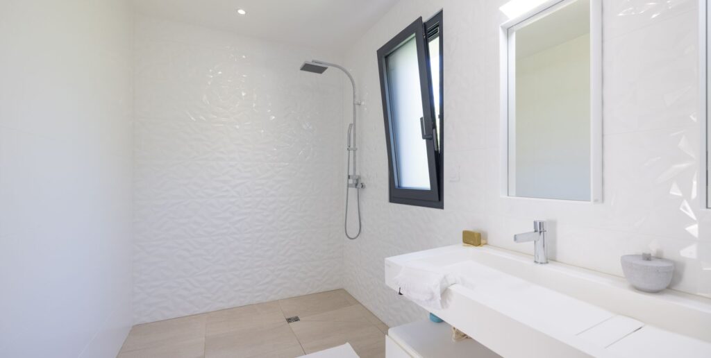 salle de bain moderne blanche