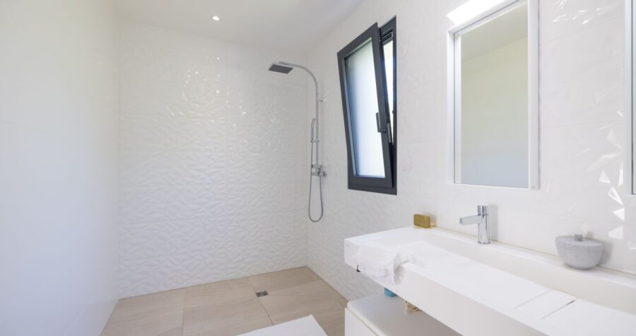 salle de bain moderne blanche
