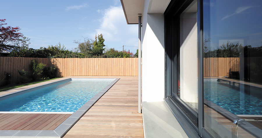 terrasse en bois avec piscine