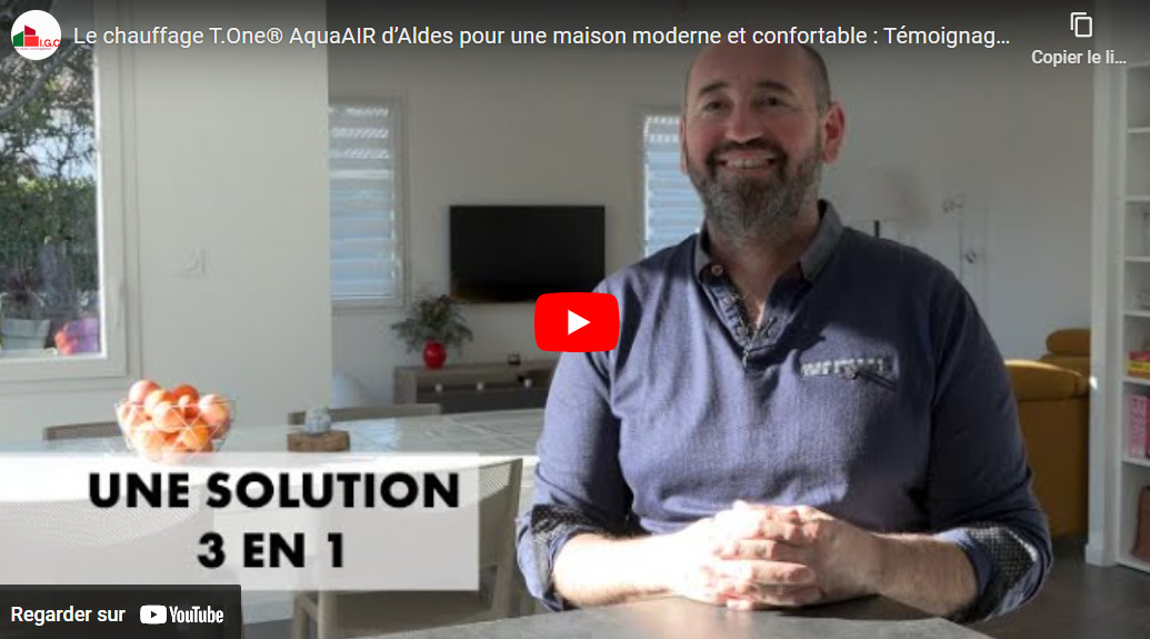 maison moderne avec le chauffage aqua air