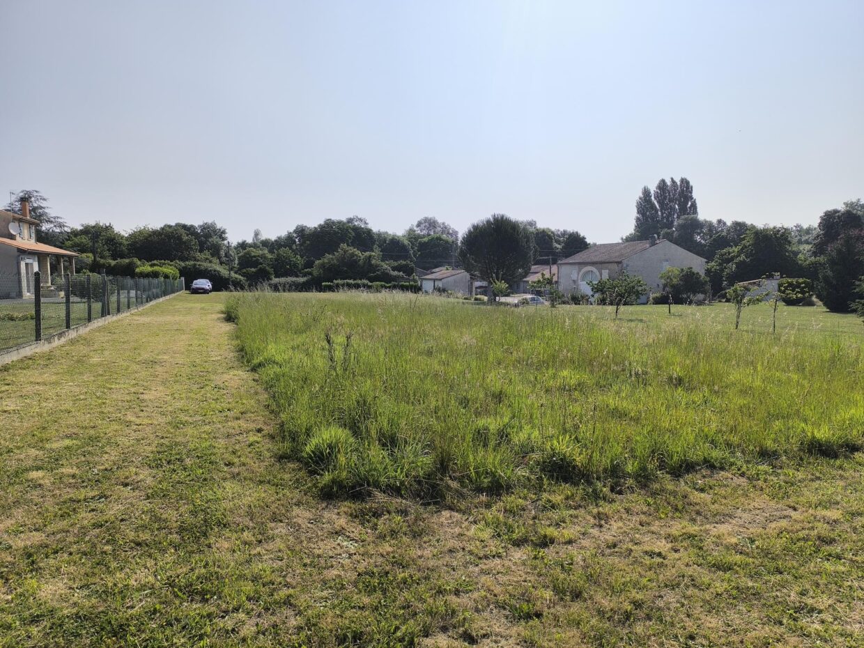Terrain constructible Jonzac  (Charente-Maritime 17)