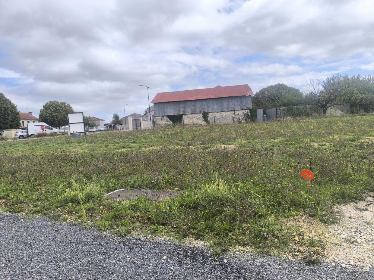 Terrain constructible Les métairies  (Charente 16)