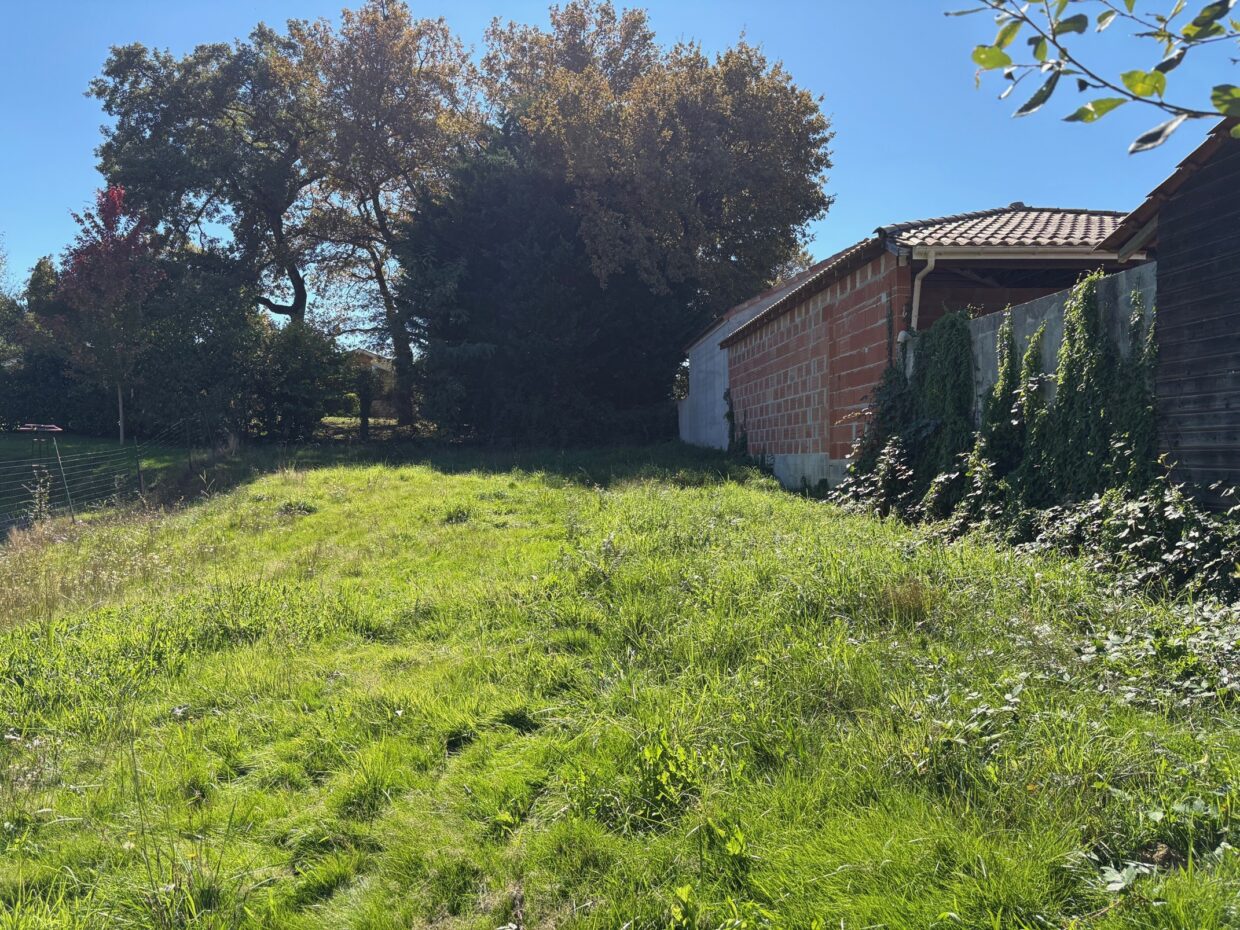 Terrain constructible Bretagne-de-marsan  (Landes 40)