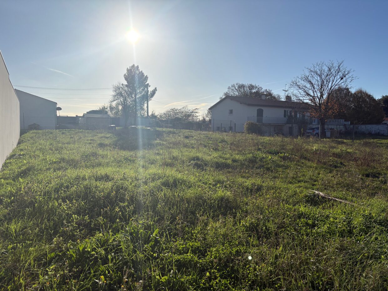 Terrain constructible Vérines  (Charente-Maritime 17)