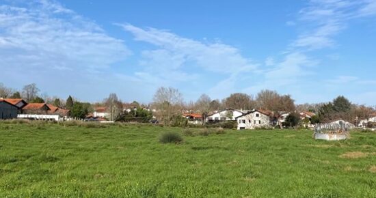 Terrain constructible Urt  (Pyrénées Atlantiques 64)