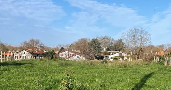 Terrain constructible Urt  (Pyrénées Atlantiques 64)