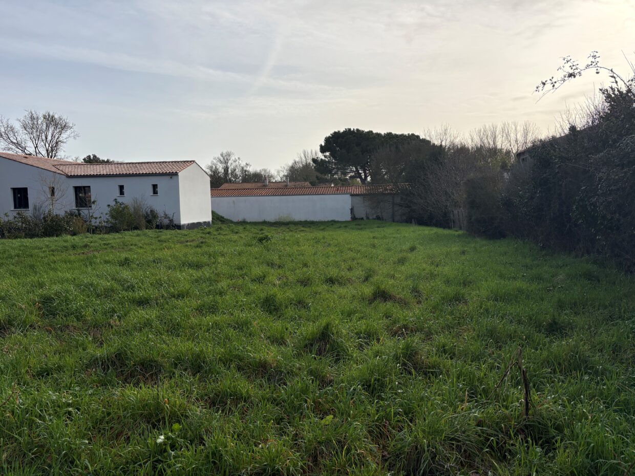 Terrain constructible Salles-sur-mer  (Charente-Maritime 17)